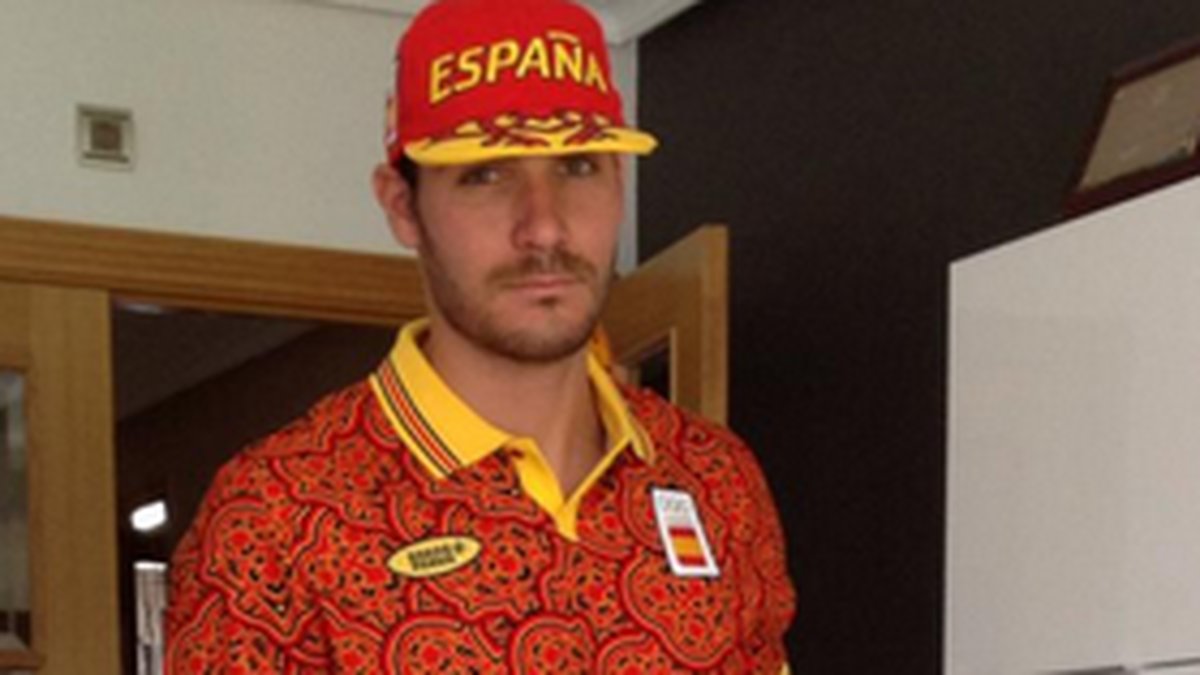 Landhockeyspelaren Alex Fábregas skäms över Spaniens OS-dräkt.